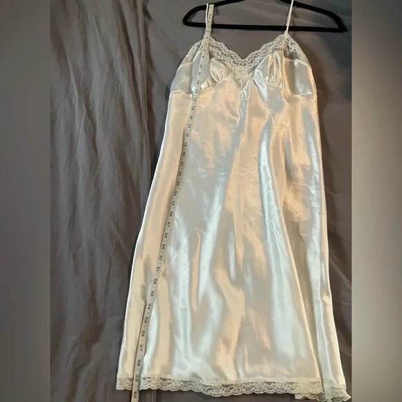 🌸Bright White Lace Trim full slip/ Nightgown - Picture 4 of 8